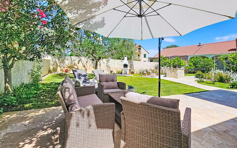 Tone: Regenschirm, Gartenmöbel, Möbel, Stuhl, Schatten, Garten, Tisch Im Freien, Flagstone, Resort