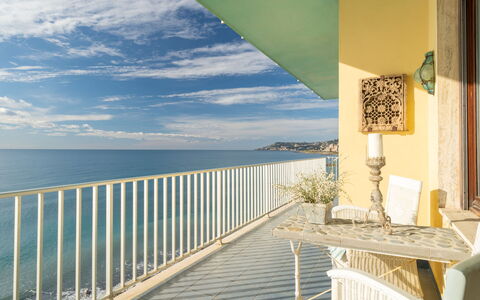 Riva Ligure 607: Himmel, Wasser, Wolke, Daytime, Eigentum, Azurblau, Pflanze, Holz, Schatten, Zaun