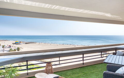 Canet-Plage 500: Himmel, Wasser, Gebäude, Möbel, Eigentum, Azurblau, Schatten, Gartenmöbel, Holz, Haus