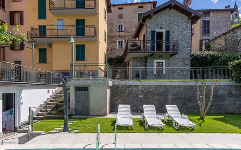 Varenna 642: Pflanze, Eigentum, Gebäude, Himmel, Fenster, Wolke, Azurblau, Urban Design, Wasser, Schwimmbad