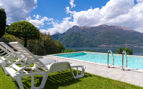 Varenna 642: Wasser, Wolke, Himmel, Schwimmbad, Berg, Grün, Pflanze, Natürliche Landschaft, Gartenmöbel, Baum