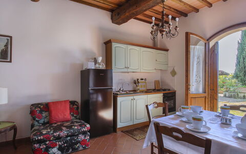 Castelfranco di Sopra 649: Möbel, Tabelle, Bilderrahmen, Cabinetry, Holz, Interior Design, Geschirr, Fussboden, Wohnzimmer, Flooring