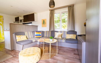 Mobilehome 6: Möbel, Eigentum, Fenster, Holz, Beleuchtung, Interior Design, Die Architektur, Flooring, Stuhl