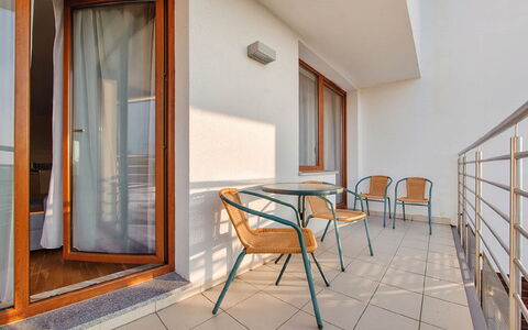 Na Klifie: Möbel, Gebäude, Fenster, Holz, Orange, Schatten, Interior Design, Rechteck, Stuhl