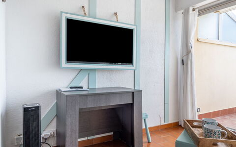 Les Jardins de la Plage: Möbel, Gebäude, Tabelle, Computertisch, Fenster, Fernsehen, Cabinetry, Holz, Interior Design