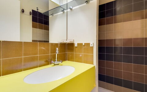 Les Jardins de la Plage: Badezimmer, Eigentum, Zimmer, Fliese, Interior Design, Die Architektur, Gelb, Wand, Zapfhahn, Gebäude