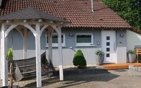 Sternenhimmel: Pflanze, Eigentum, Fenster, Himmel, Gebäude, Schatten, Hütte, Tür, Haus, Wohngebiet