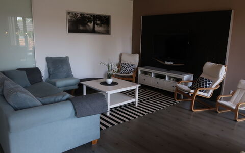 Sternenhimmel: Couch, Möbel, Tabelle, Bilderrahmen, Komfort, Wohnzimmer, Holz, Die Architektur, Fussboden, Interior Design