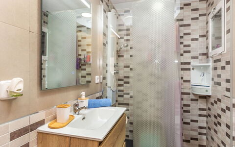 Cloud: Badezimmer, Interior Design, Armatur, Flooring, Fussboden, Bad Sink, Toilette, Installation, Spiegel, Sinken
