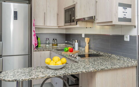 Cloud: Küche, Küchengerät, Countertop, Möbel, Major Appliance, Interior Design, Flooring, Cabinetry, Holz, Fussboden