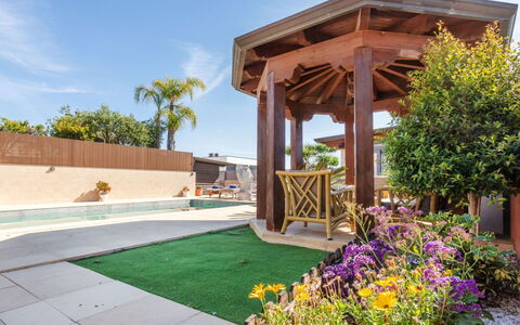 Masia Blanca: Garten, Landscaping, Schatten, Resort, Garten, Eco Hotel, Hinterhof, Kunstrasen, Hof, Rasen