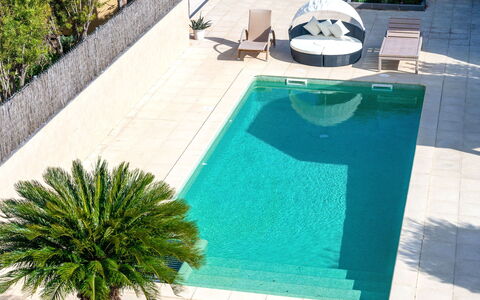 Masia Blanca: Wasser, Pflanze, Eigentum, Grün, Azurblau, Blau, Schwimmbad, Die Architektur, Gartenmöbel, Gras