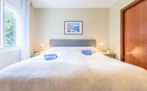 Salou 306: Bett, Interior Design, Schlafzimmer, Möbel, Bettdecke, Flooring, Fussboden, Bedding, Decke, Holz