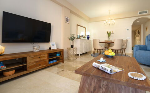 Calpe Calp 478: Eigentum, Möbel, Tabelle, Cabinetry, Holz, Interior Design, Zimmerpflanze, Fernsehen, Flooring, Fussboden
