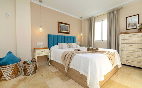 Calpe Calp 478: Möbel, Gebäude, Cabinetry, Fenster, Komfort, Blau, Schublade, Bettrahmen, Bett Rock, Interior Design