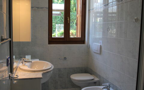 Luino 400: Sinken, Eigentum, Armatur, Zapfhahn, Bad Sink, Licht, Fenster, Badezimmer, Holz, Lila