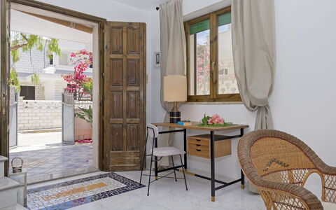 Villa Marlene: Tabelle, Möbel, Gebäude, Eigentum, Fenster, Pflanze, Blume, Bilderrahmen, Stuhl, Interior Design