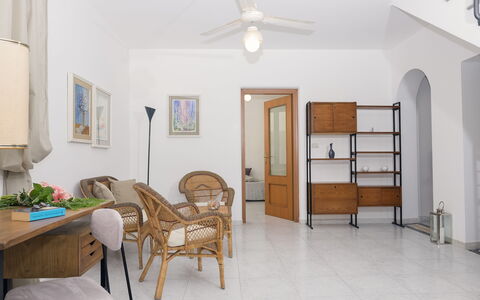 Villa Marlene: Eigentum, Möbel, Deckenventilator, Holz, Tür, Tabelle, Komfort, Interior Design, Fussboden