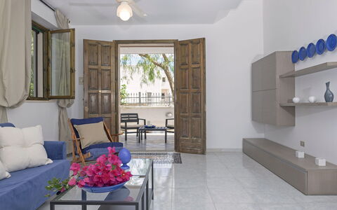 Villa Marlene: Tabelle, Möbel, Eigentum, Spiegel, Blau, Interior Design, Stuhl, Cabinetry, Couch, Holz