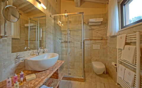 Villa Le Buche: Zapfhahn, Armatur, Spiegel, Sinken, Badezimmer, Badewanne, Bad Sink, Interior Design, Die Architektur