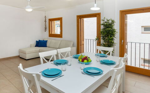 Blue Tossa: Tabelle, Möbel, Eigentum, Grün, Azurblau, Stuhl, Holz, Textil, Beleuchtung, Rechteck