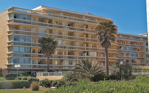 Canet-Plage 690: Pflanze, Himmel, Gebäude, Eigentum, Fenster, Baum, Tower Block, Vegetation, Urban Design, Eigentumswohnung