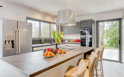 L'Allée Couverte: Cabinetry, Tabelle, Countertop, Möbel, Eigentum, Fenster, Stuhl, Herd, Holz, Küchengerät