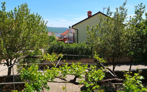 Kraljic: Pflanze, Himmel, Pflanzengemeinschaft, Natürliche Landschaft, Hütte, Grundstueck, Haus, Gebäude, Gras, Nachbarschaft
