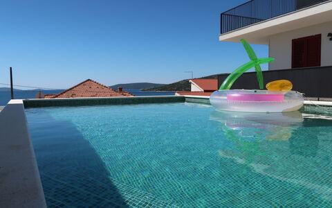 Trogir Vranjica 601: Wasser, Himmel, Gebäude, Azurblau, Schwimmbad, Gewässer, Haus, Freizeit, Aqua, Ferienort