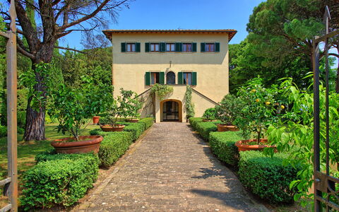 Villa Sorbaiano: Pflanze, Gebäude, Himmel, Blume, Fenster, Baum, Tür, Haus, Die Architektur, Grundstueck