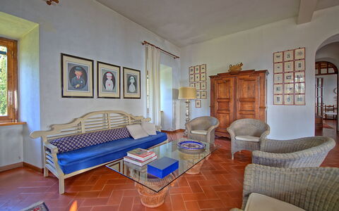 Villa Sorbaiano: Bilderrahmen, Eigentum, Möbel, Gebäude, Couch, Holz, Komfort, Tabelle, Wohnzimmer, Interior Design
