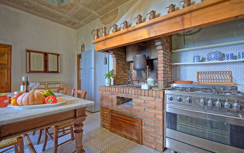 Villa Sorbaiano: Eigentum, Möbel, Gebäude, Cabinetry, Bilderrahmen, Tabelle, Holz, Interior Design, Countertop, Küche