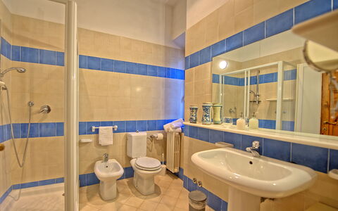 Villa Sorbaiano: Spiegel, Armatur, Zapfhahn, Sinken, Bad Sink, Badezimmer, Lila, Interior Design, Die Architektur, Gebäude
