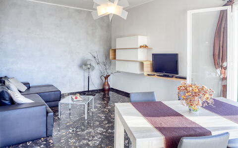 Casa Matilde - Villa Alle Cascine, Imperia: Eigentum, Möbel, Gebäude, Cabinetry, Komfort, Interior Design, Bilderrahmen, Lila, Beleuchtung, Holz