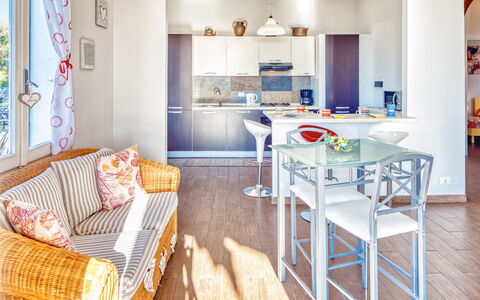 Casa Matilde - Villa Alle Cascine, Imperia: Möbel, Tabelle, Eigentum, Azurblau, Holz, Cabinetry, Orange, Fenster, Stuhl, Fussboden