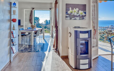 Casa Matilde - Villa Alle Cascine, Imperia: Eigentum, Blau, Azurblau, Interior Design, Tür, Fussboden, Tabelle, Flooring, Grundeigentum, Couch