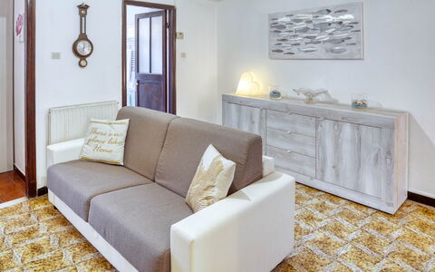 Nina Home - Levanto: Couch, Möbel, Eigentum, Bilderrahmen, Cabinetry, Holz, Interior Design, Rechteck, Fussboden, Wohnzimmer