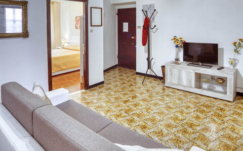 Nina Home - Levanto: Eigentum, Cabinetry, Gebäude, Komfort, Interior Design, Flooring, Holz, Tür, Fussboden, Haus