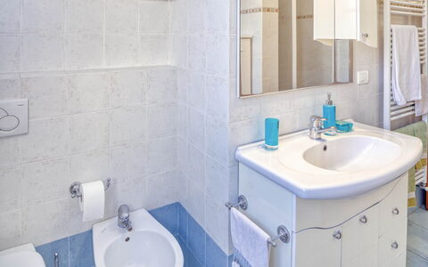 Nina Home - Levanto: Zapfhahn, Spiegel, Sinken, Armatur, Bad Sink, Eigentum, Fotografieren, Lila, Badezimmer, Azurblau