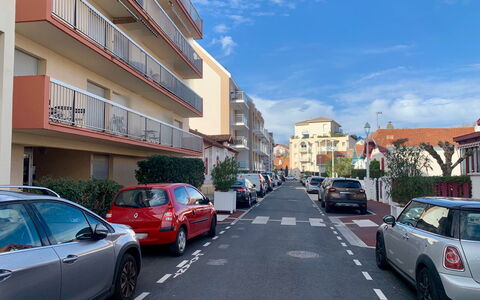 Villa Spring: Auto, Rad, Fahrzeug, Gebäude, Himmel, Kraftfahrzeug, Infrastruktur