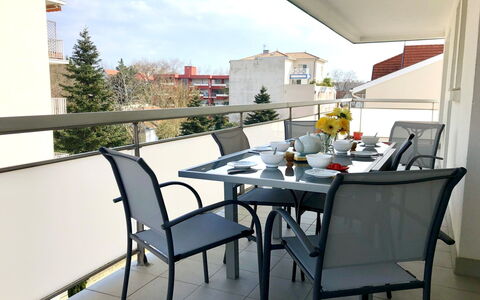 Neptune: Tabelle, Möbel, Eigentum, Countertop, Geschirr, Cabinetry, Essen, Pflanze, Fenster, Stuhl