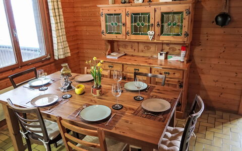 Gommiswald: Möbel, Flooring, Tabelle, Interior Design, Holz, Stuhl, Esszimmer, Küche & Esszimmer Tisch, Fussboden, Beleuchtung