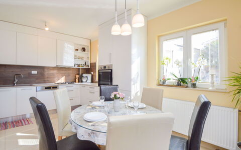Sunce: Möbel, Eigentum, Tabelle, Stuhl, Pflanze, Cabinetry, Gebäude, Zimmerpflanze, Fenster, Interior Design