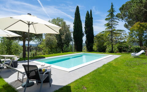 Villa Luana: Wolke, Himmel, Pflanze, Schwimmbad, Wasser, Schatten, Grundstueck, Regenschirm, Baum, Gebäude