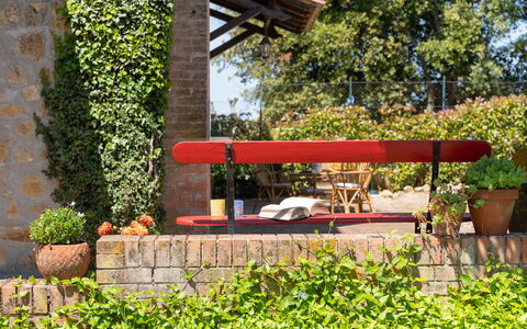 Villa Luana: Pflanze, Rad, Blumentopf, Schatten, Vegetation, Urban Design, Strassenbelag, Baum, Gras