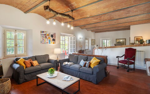 Villa Luana: Couch, Möbel, Tabelle, Eigentum, Bilderrahmen, Fenster, Studio Couch, Fussboden, Holz, Wohnzimmer