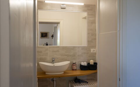 Villa Luana: Spiegel, Sinken, Zapfhahn, Eigentum, Bad Sink, Badezimmer, Armatur, Interior Design, Holz