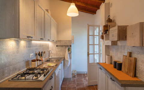 Villa Luana: Eigentum, Cabinetry, Möbel, Countertop, Gebäude, Gasherd, Holz, Beleuchtung, Interior Design, Küche