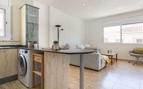 Fontibre: Möbel, Cabinetry, Fenster, Countertop, Holz, Küche, Zimmerpflanze, Gebäude, Interior Design