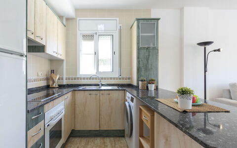 Fontibre: Zapfhahn, Cabinetry, Countertop, Spüle, Sinken, Möbel, Pflanze, Zimmerpflanze, Armatur, Gebäude